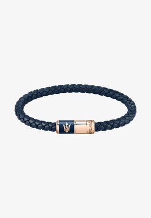 Bracciale in pelle intrecciata blu navy con chiusura in oro rosa lucido, caratterizzato da un logo e un accento in smalto blu.