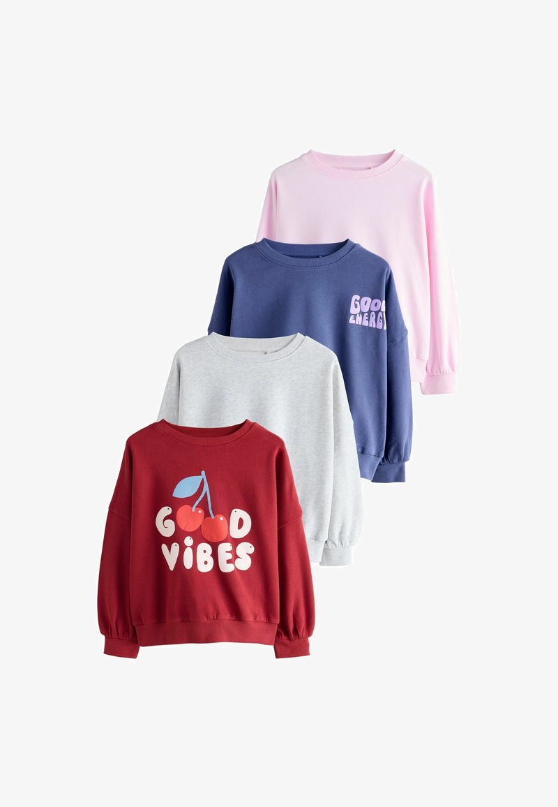 Quatre sweats à manches longues en rose, bleu marine avec texte "Good Energy", gris clair et rouge avec cerise et texte "Good Vibes", disposés en chevauchement.