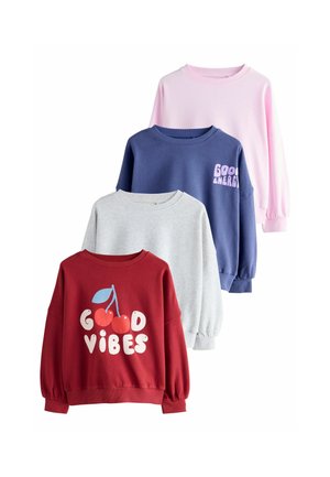 Vier Sweatshirt-Stile: rot mit Kirsch-Graphic, graues Unifarben, navy mit "Good Energy" und pink Unifarben. Alle haben runde Hälse und lange Ärmel.