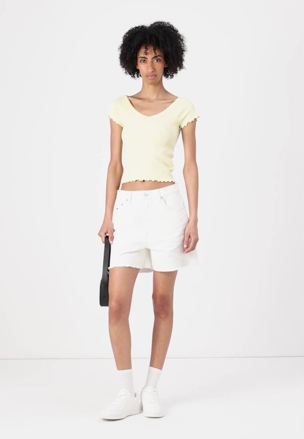 SLIM V NECK - Basic T-shirt - custard cream3