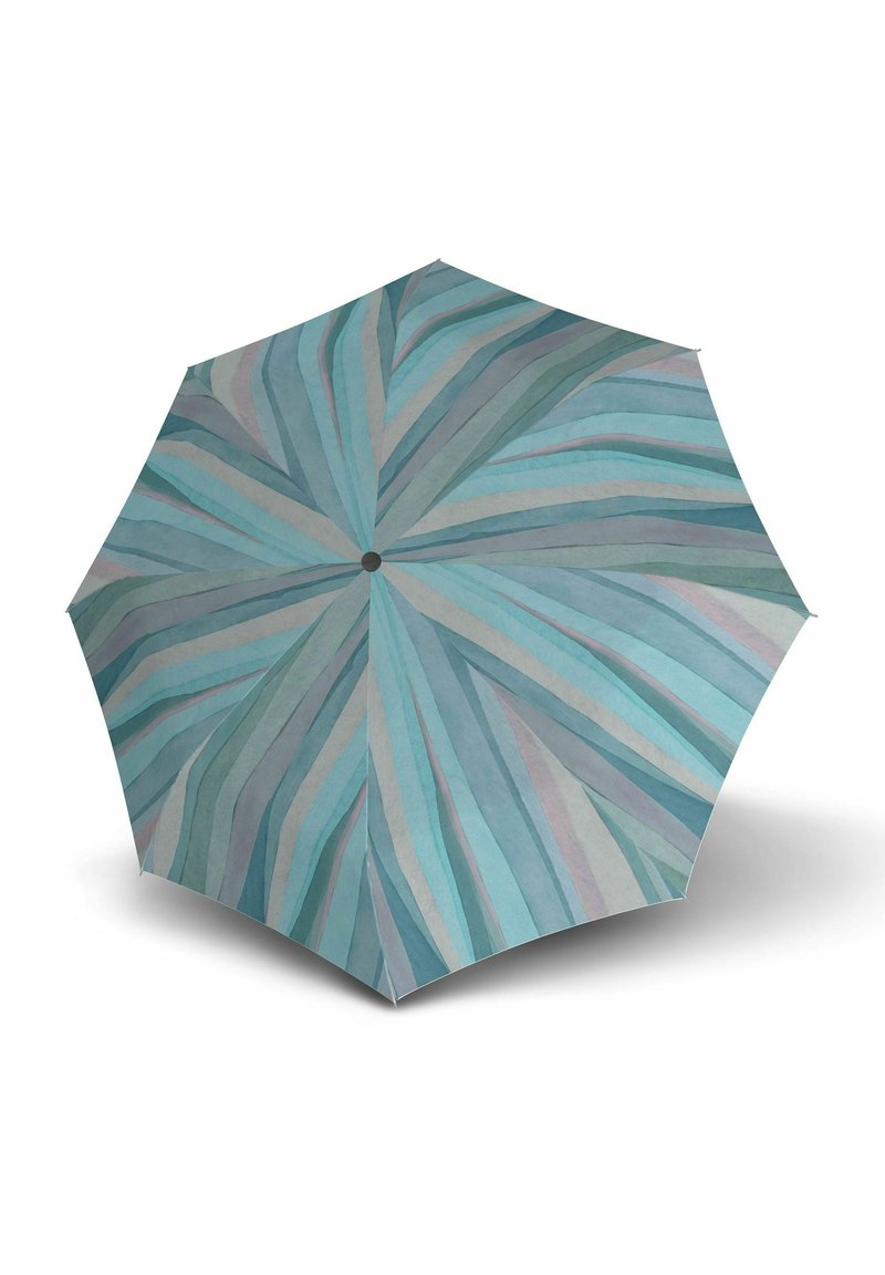 Paraguas con una cubierta estampada que presenta tiras superpuestas en tonos de verde azulado, azul y gris. Textura de tela suave; mango circular en el centro.