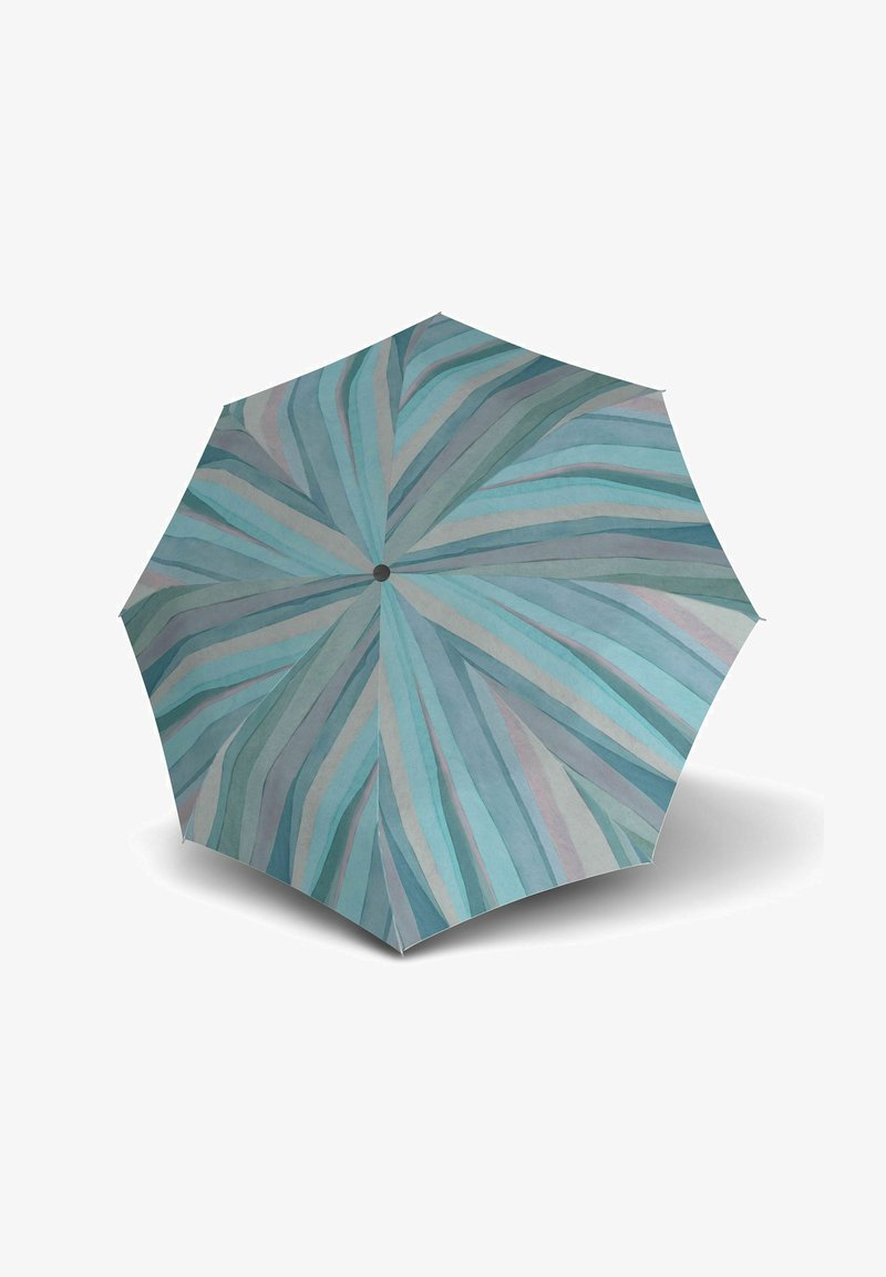 Paraplu met een gemusterde canopy bestaande uit overlappende strepen in schakeringen van teal, blauw en grijs. Gladde stofstructuur; ronde handgreep in het midden.