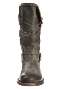 Kozaki do kolan z postarzanej brązowej skóry z krzyżującymi się paskami i metalowym detalem z klamrą; okrągły nosek, teksturowane wykończenie i płaska podeszwa.
