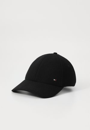 Casquette de baseball noire avec une visière courbée et un petit logo rectangulaire sur le devant, présentée sur un fond blanc uni.