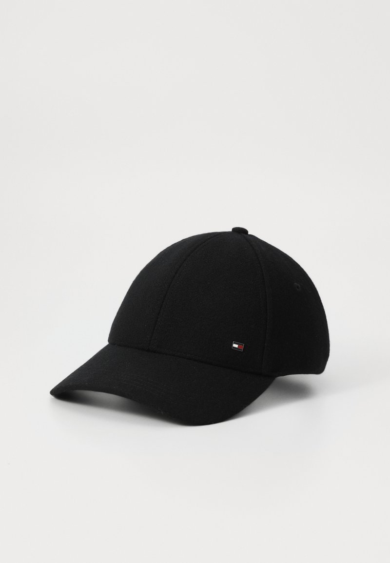 Casquette de baseball noire avec une visière courbée et un petit logo rectangulaire sur le devant, présentée sur un fond blanc uni.