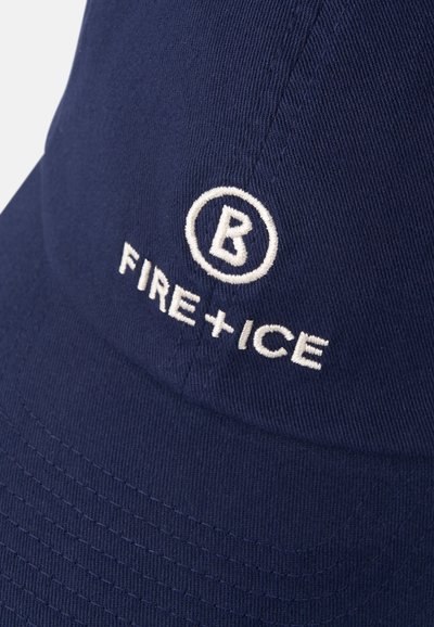 Námorní skalní čepice vyrobená z texturované látky, která má na přední straně bílé vyšívané logo s "B" a "FIRE+ICE". Zakřivený design kšiltu.