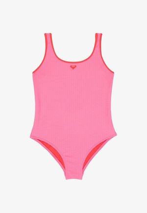 Różowy, teksturowany jednoczęściowy kostium kąpielowy z czerwonym wykończeniem i małym logo serca umieszczonym centralnie poniżej linii dekoltu, na białym tle.