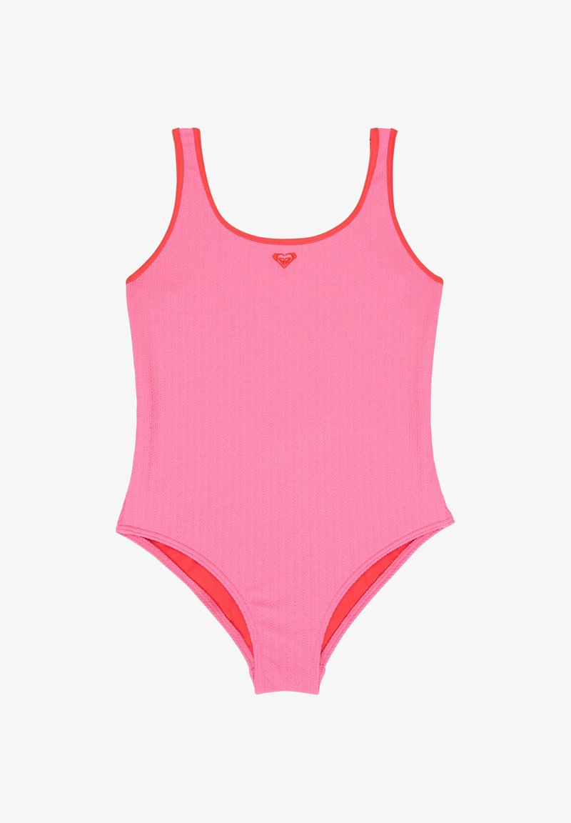 Rosa strukturierter Einteiler-Badeanzug mit roter Einfassung und kleinem Herzlogo, das mittig unterhalb des Halsausschnitts auf weißem Hintergrund angebracht ist.