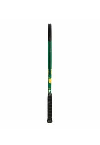 Groene tennisracket met een zwarte greep, heeft gele accenten en een gladde afwerking. Het frame is langwerpig en dun, ontworpen voor prestaties.