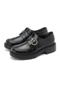 Scarpe in pelle nera con punta rotonda, dotate di una fascetta e di una fibbia metallica, e suola in gomma chunky per una maggiore aderenza e stabilità.