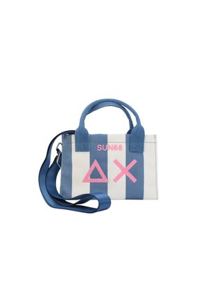 Borsa in tela con strisce blu e bianche, caratterizzata da un logo rosa. Manici corti e una tracolla blu rimovibile. Design compatto.