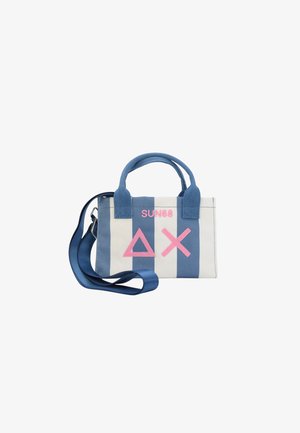 Borsa in tela con strisce blu e bianche, caratterizzata da un logo rosa. Manici corti e una tracolla blu rimovibile. Design compatto.