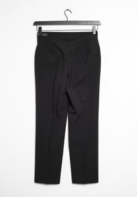 Pantalons noirs ajustés avec une texture lisse et un devant plissé, dotés d'une taille standard et d'un crochet de suspension pour l'affichage.