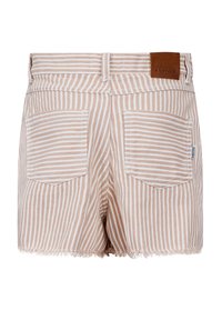 Gestreepte beige shorts met een rafelige zoom, twee achterzakken en een bruin lederen label op de tailleband, gemaakt van lichtgewicht stof.