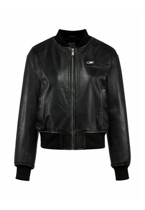 Czarna skórzana kurtka bombowca z zamkiem z przodu, ryflowanym kołnierzem i mankietami, bocznymi kieszeniami oraz małą kieszenią na piersi. Teksturowane wykończenie skóry.