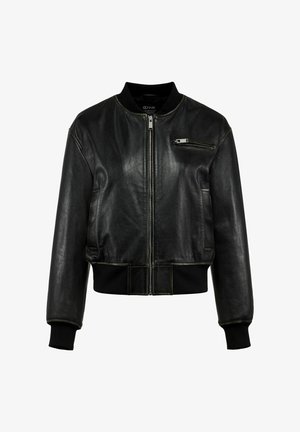 Czarna skórzana kurtka bombowca z zamkiem z przodu, ryflowanym kołnierzem i mankietami, bocznymi kieszeniami oraz małą kieszenią na piersi. Teksturowane wykończenie skóry.