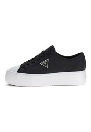 Sneaker neri a scarsa altezza con suola piatta bianca, punta bianca, lacci neri e un logo triangolare argentato Guess sul lato.