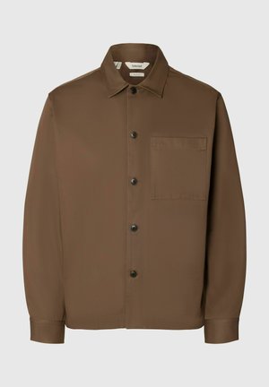 Camicia marrone a maniche lunghe con bottoni, colletto e una tasca sul petto, mostrata su uno sfondo chiaro e semplice.