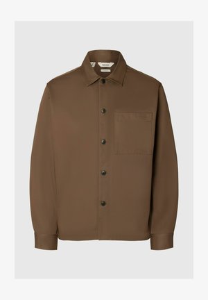 Rjava srajca z dolgimi rokavi, gumbi, ovratnikom in enim žepom na prsih, prikazana na enostavni svetli podlagi.