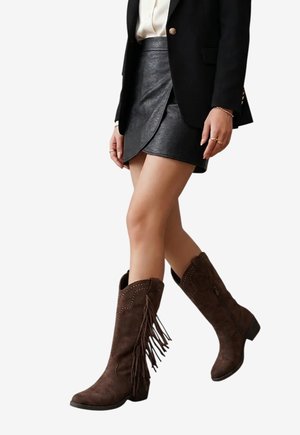 Super Mode, SANTIAGS MI-MOLLET À FRANGES ET CLOUS - Bottes de cowboy / motard - marron chocolat