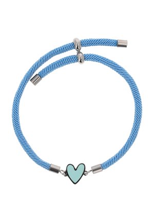 Braccialetto a corda intrecciata blu con estremità in metallo color argento e un ciondolo centrale a forma di cuore azzurro contornato di nero.