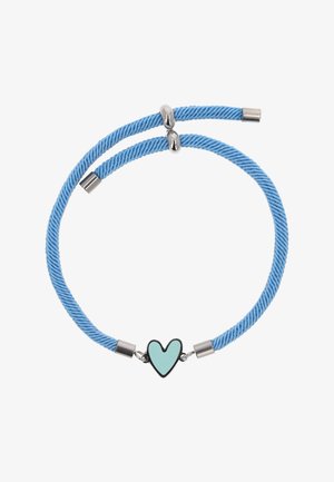 Braccialetto a corda intrecciata blu con estremità in metallo color argento e un ciondolo centrale a forma di cuore azzurro contornato di nero.