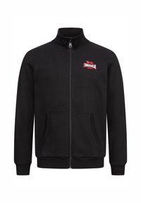 Felpa nera con zip, colletto e polsini a coste, con logo rosso Lonsdale sul lato sinistro del petto e due tasche frontali.