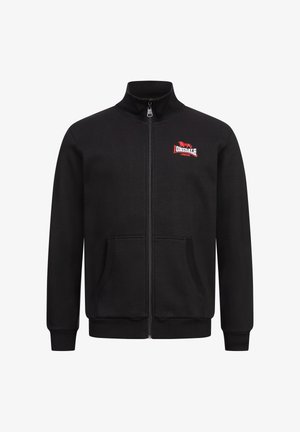 Felpa nera con zip, colletto e polsini a coste, con logo rosso Lonsdale sul lato sinistro del petto e due tasche frontali.