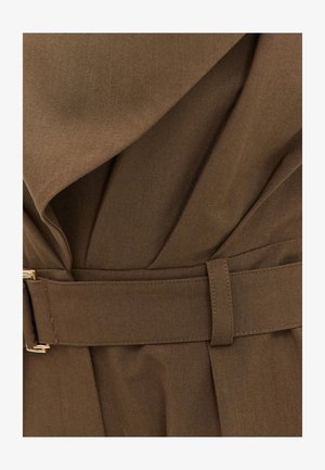 Tissu brun avec une ceinture assortie maintenue par une boucle métallique rectangulaire, montrant des bords cousus et des plis doux.