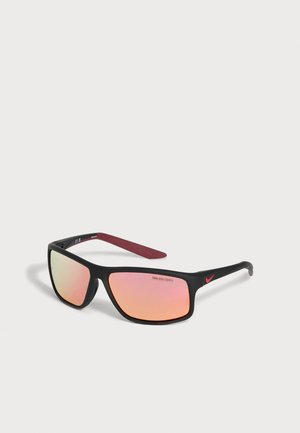 Gafas de sol deportivas negras rectangulares con lentes espejadas rojas y el logo rojo de Nike en las patillas.
