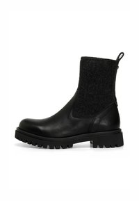 Bota de tobillo de cuero negro con parte superior de fieltro gris, forma estructurada y suela de goma gruesa con un dibujo pronunciado para mayor tracción.