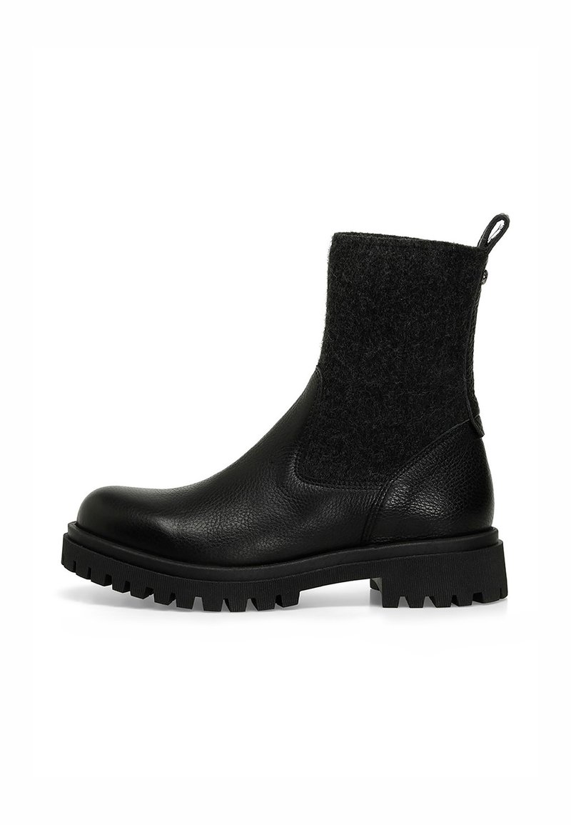 Bota de tobillo de cuero negro con parte superior de fieltro gris, forma estructurada y suela de goma gruesa con un dibujo pronunciado para mayor tracción.