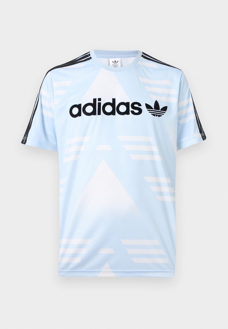 Hellblaues Adidas-T-Shirt mit schwarzem Logo und drei schwarzen Streifen auf jeder Schulter sowie kurzen Ärmeln.