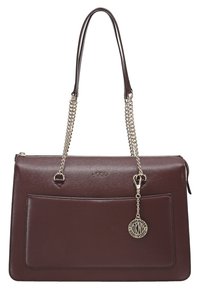 Tmavě červená syntetická kabelka s hladkým povrchem, řetízkem a madlem, vybavená přední kapsou, zapínáním na zip a stříbrným logem jako přívěskem.