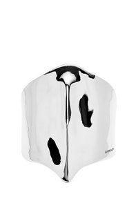 Brazalete de plata pulida con una forma simétrica, que presenta una superficie lisa y sutiles acentos negros. Ideal para diseños minimalistas.