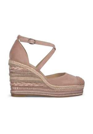 Wedge espadrille schoen in zachte blush suède, met een gevlochten jute hak, enkelbandje en een decoratieve geweven neuskap.