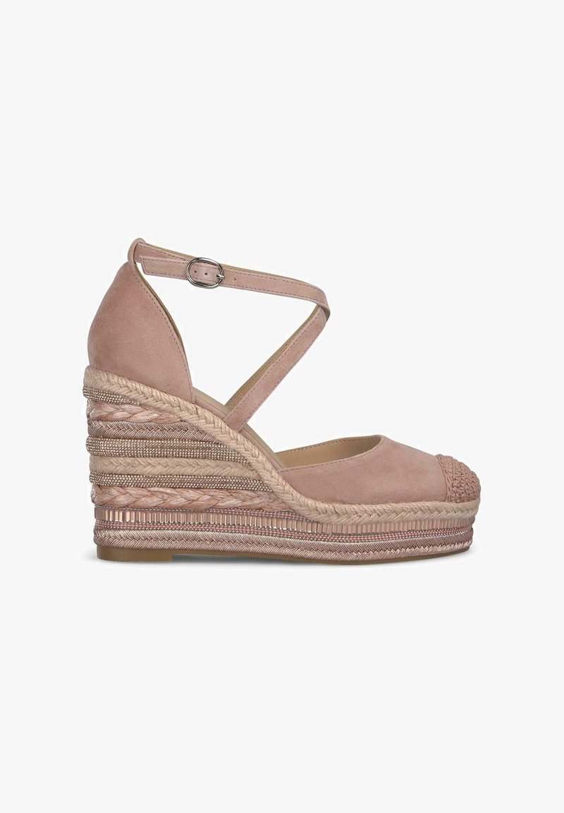 Scarpa espadrille a zeppa in morbida suede rosa pallido, con tacco in juta intrecciata, cinturino alla caviglia e punta decorativa in tessuto intrecciato.
