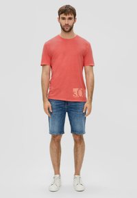 s.Oliver MIT GARMENT DYE - T-shirt print - koralle
