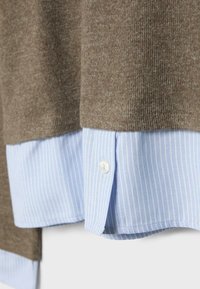 Brauner Strickpullover mit hellblauen gestreiften Hemdmanschetten. Verfügt über einen Rundhalsausschnitt und Knopfdetails an den Hemdmanschetten.