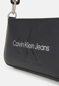 Calvin Klein Jeans SCULPTED SHOULDER POUCH MONO - Kézitáska - black