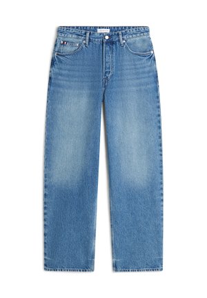 Jean en denim bleu clair à jambes droites avec cinq poches, passants de ceinture et fermeture à boutons, présenté à plat sur fond blanc.