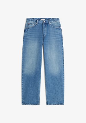 Jean en denim bleu clair à jambes droites avec cinq poches, passants de ceinture et fermeture à boutons, présenté à plat sur fond blanc.