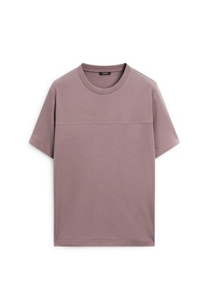 T-shirt à manches courtes dans une couleur mauve atténuée, fabriqué en mélange de coton doux, avec un col rond et une couture horizontale sur la poitrine.