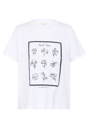 Balta kokvilnas T-krekls ar centrālu ziedu dizainu melnā kontūrā, ietverts taisnstūra apmalē, ar tekstu "Part Two" virsū un "EST. COPENHAGEN 1984" apakšā.