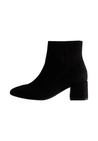 Zwarte enkellaars gemaakt van suede met een puntige neus, blokhak en een gladde textuur; heeft een minimalistisch ontwerp zonder zichtbare hardware.