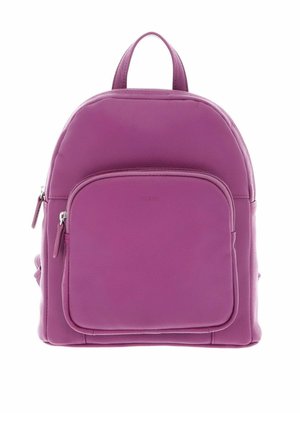 Sac à dos en cuir violet avec une forme arrondie, poche frontale zippée et une poignée supérieure. Texture lisse avec des accents matériels minimalistes.
