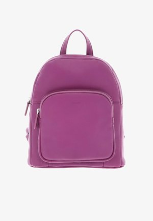 Sac à dos en cuir violet avec une forme arrondie, poche frontale zippée et une poignée supérieure. Texture lisse avec des accents matériels minimalistes.