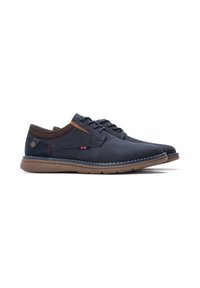 Zapatos de cuero azul con acentos de ante marrón, diseño de cordones, suela de goma beige y detalle de costura a lo largo del borde. Presenta un botón con logo.