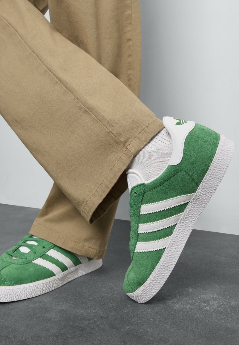 adidas Originals GAZELLE UNISEX - Baskets basses - green/cloud white/gold metallic/vert - ZALANDO adidas Originals GAZELLE UNISEX - Baskets basses - green/cloud white/gold metallic/vert - ZALANDO