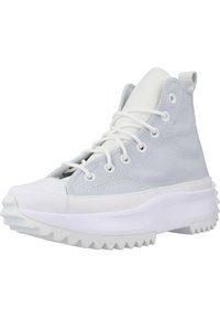 Zapatillas altas en cuero gris claro con acentos de goma blanca, con un upper texturizado, punta redonda y suela dentada para tracción.